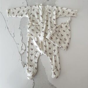 Quincy Mae - Newborn - Wrap Top Kimono + Footed Pant Set with Knotted Baby Hat